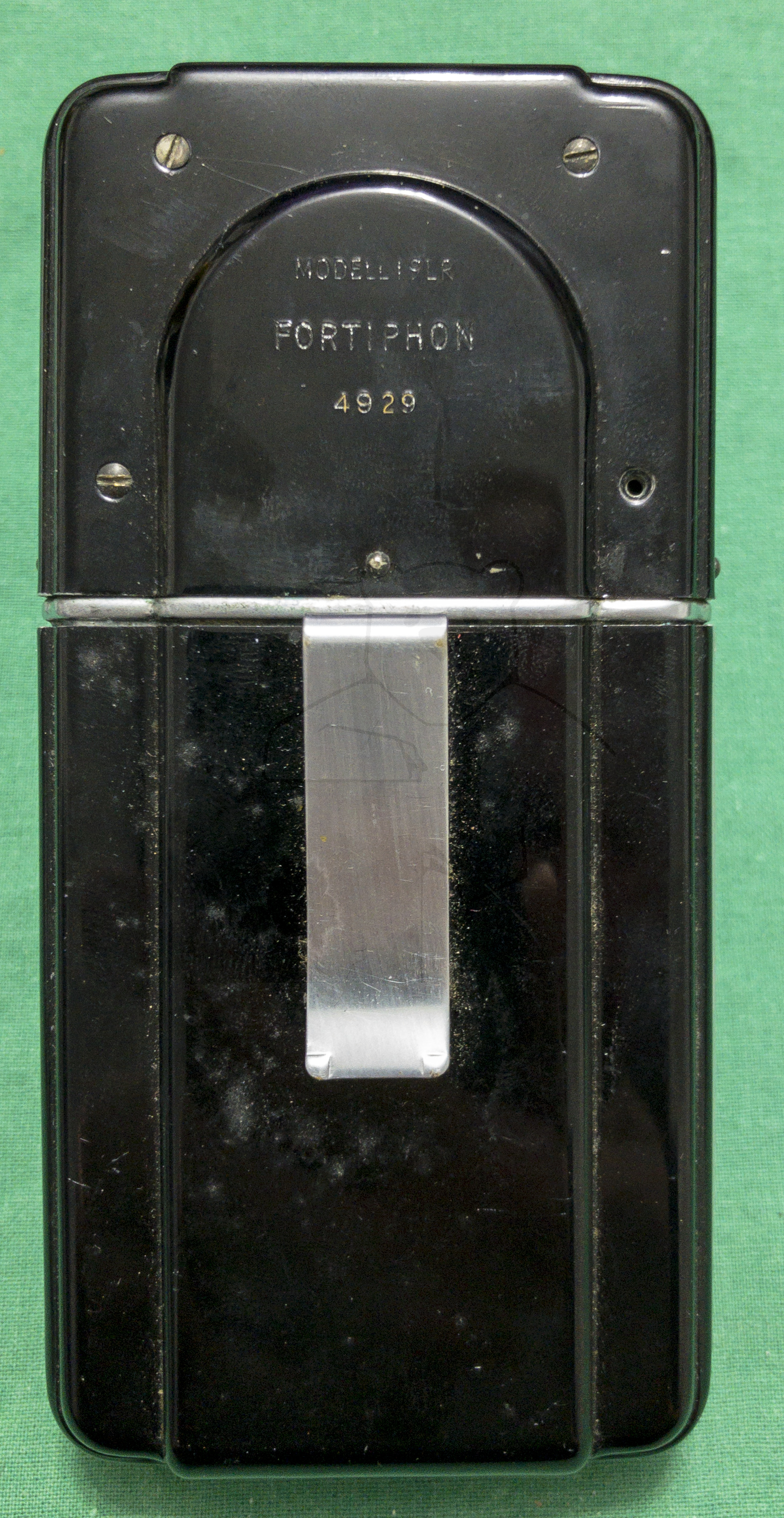 Hörgerät "Fortiphone Type 20", ca. 1949, Gerät, Rückansicht mit Halteklammer
